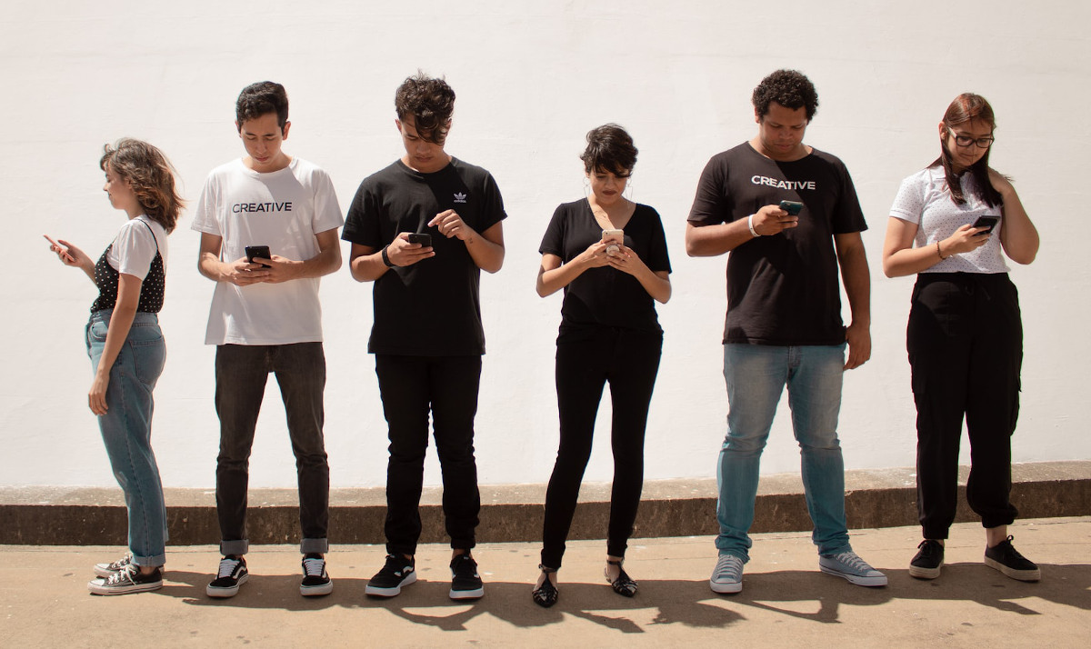 Adolescenti sui social con lo smartphone